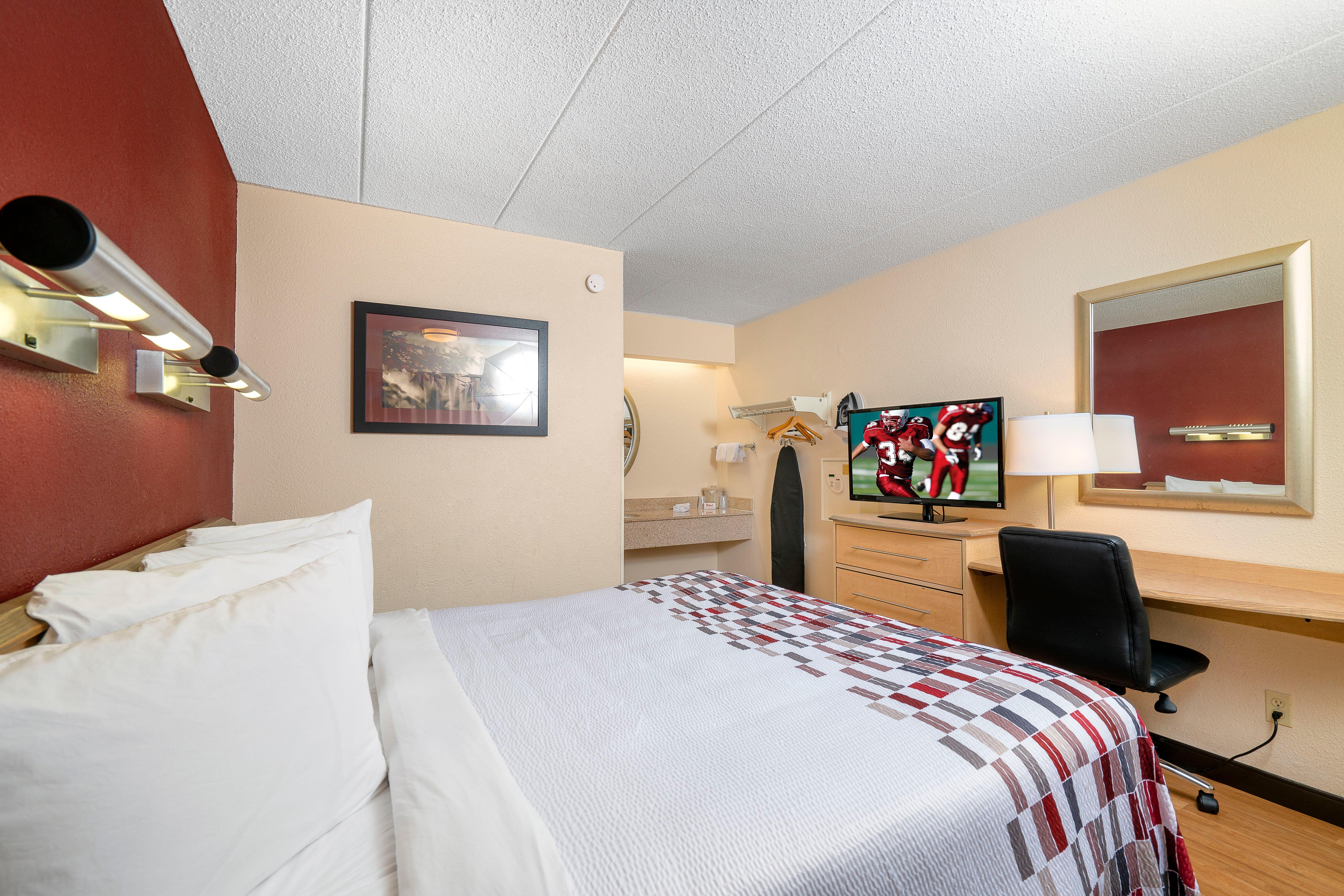 Red Roof Inn Edison Bagian luar foto